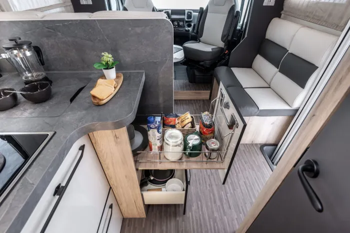 Italiana y con el tamaño perfecto, es la autocaravana ideal para las familias si buscas un buen salón y baño amplio en menos de siete metros