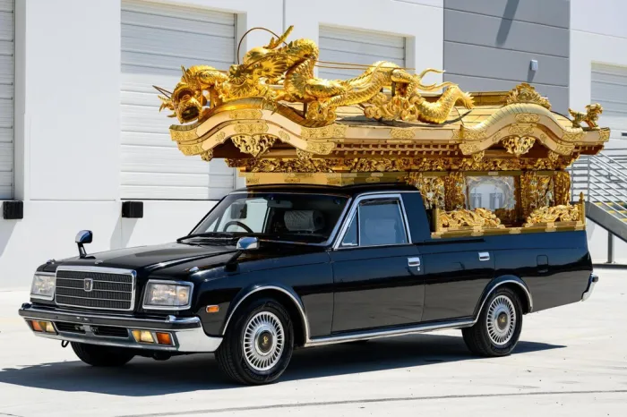 Japón fabricó coches fúnebres de lujo extremo que hoy casi han desaparecido: algunos parecían templos de oro sobre ruedas