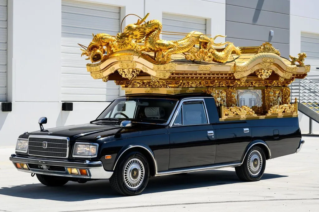 Japón fabricó coches fúnebres de lujo extremo que hoy casi han desaparecido: algunos parecían templos de oro sobre ruedas
