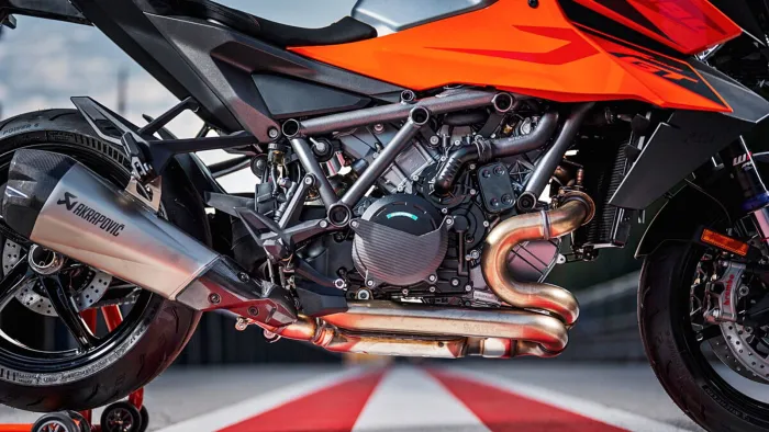 KTM recupera una de sus motos más bestias en 2027: 190 CV, motor V2 y un cambio automático para viajar sin renunciar a prestaciones de circuito