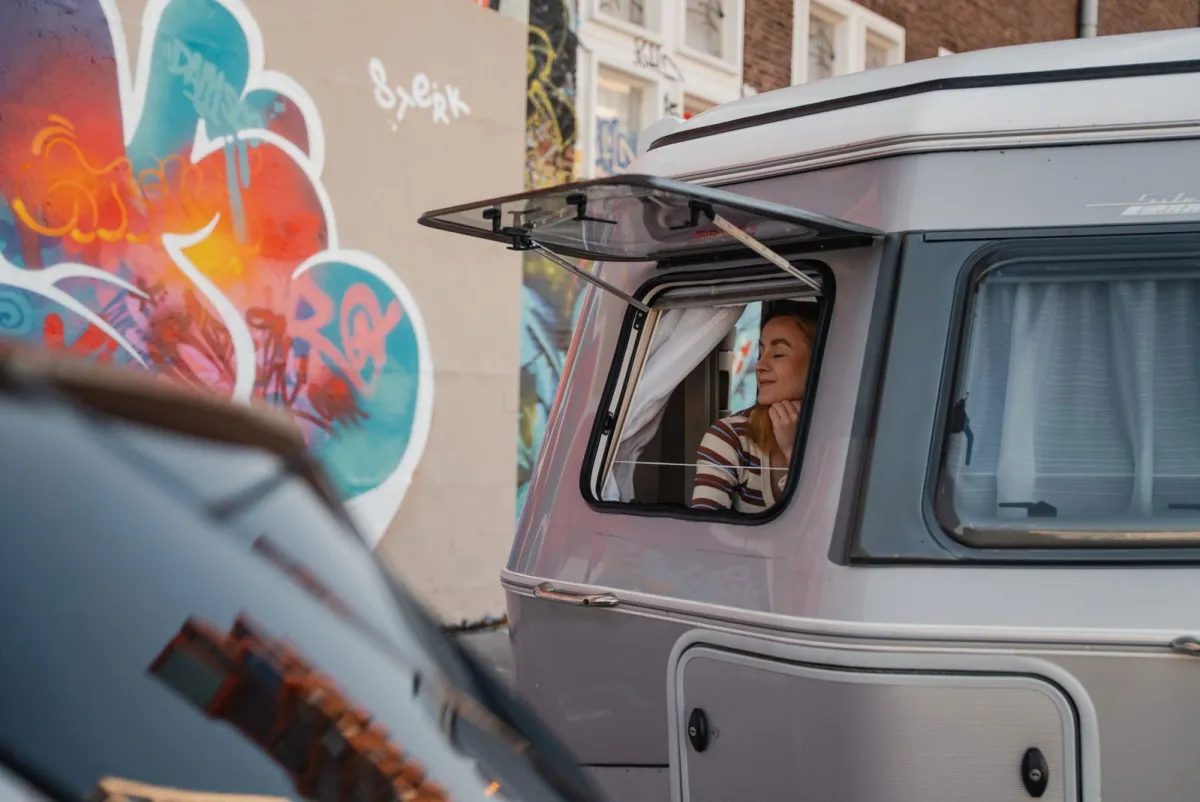 La caravana perfecta existe y es esta preciosidad neoretro de tamaño compacto, muy equipada y de extraordinaria calidad