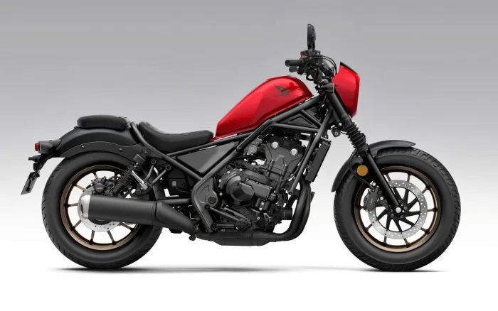La custom más vendida de Europa ya no obliga a usar el embrague: viene de serie con E-Clutch, manteniendo su motor de 46 CV para el A2 y el asiento a 690 mm