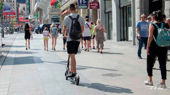 La DGT cambia las normas para los patinetes eléctricos: desde el 1 de octubre los menores de 15 años no podrán circular. La multa la pagarán los padres