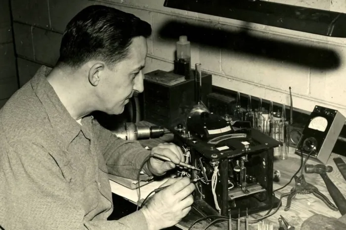 La DGT quiere bajar la tasa de alcohol, pero no se podría medir si no fuera por el invento de un policía en 1952