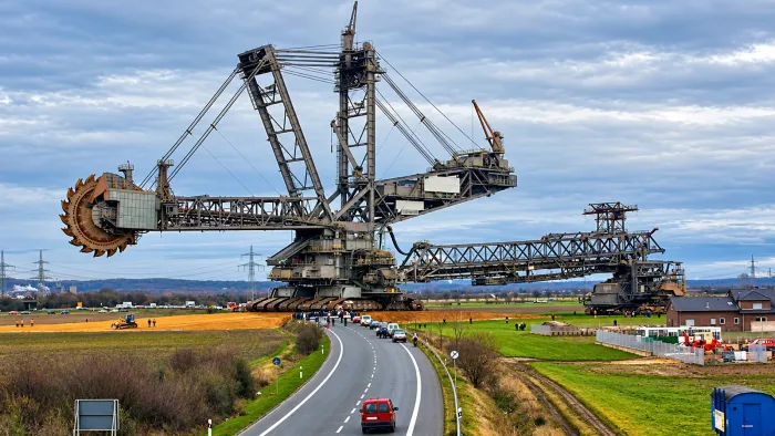 La excavadora más grande del mundo mide 30 plantas, pesa 14.200 toneladas y consume 22.500CV de electricidad para dar mordiscos al planeta Tierra en Alemania