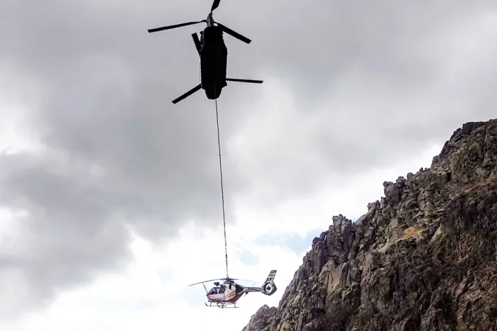 La grúa del aire: un helicóptero gigante 'Chinook' del Ejército de Tierra español rescata a un helicóptero de la Guardia Civil atrapado en lo alto de la Sierra de Gredos