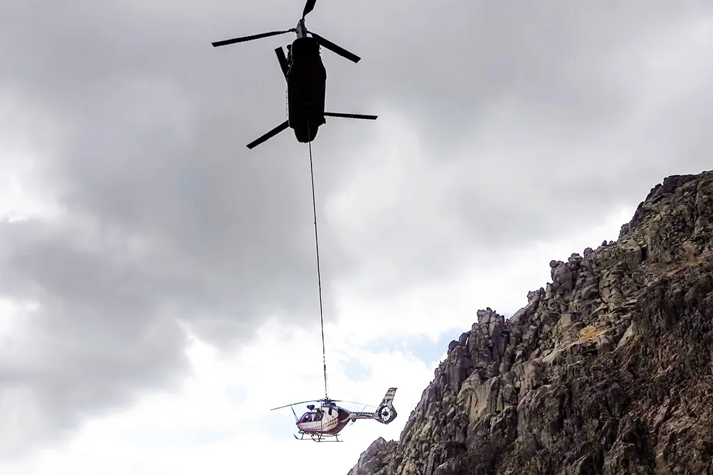 La grúa del aire: un helicóptero gigante 'Chinook' del Ejército de Tierra español rescata a un helicóptero de la Guardia Civil atrapado en lo alto de la Sierra de Gredos