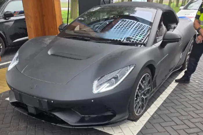 La policía confisca un hiperdeportivo chino de 1.600 CV y no por ir demasiado rápido, sino por la matrícula: "La normativa es para todos"