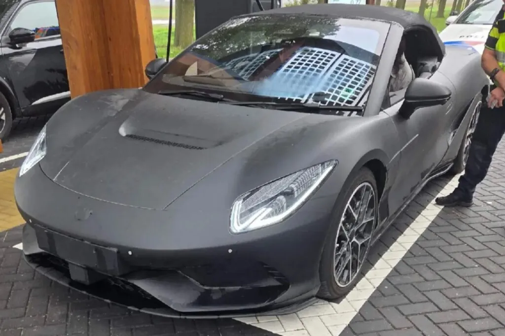 La policía confisca un hiperdeportivo chino de 1.600 CV y no por ir demasiado rápido, sino por la matrícula: "La normativa es para todos"