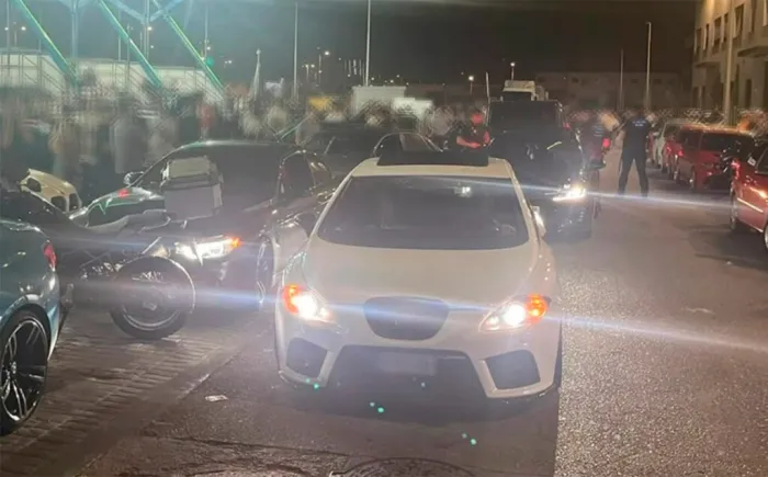 La policía se hincha a poner multas en una calle de Málaga: 80 coches y motos en una concentración ilegal a lo 'Fast & Furious'