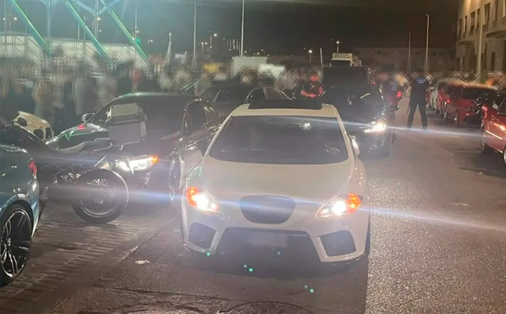 La policía se hincha a poner multas en una calle de Málaga: 80 coches y motos en una concentración ilegal a lo 'Fast & Furious'