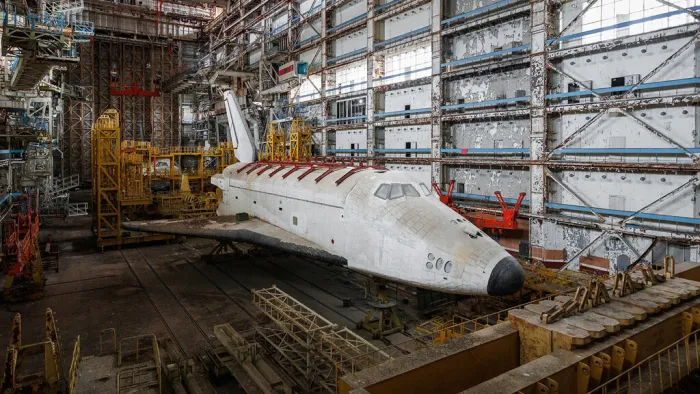 La URSS se gastó miles de millones en un transbordador espacial que nunca fue al espacio: lleva 30 años abandonado en medio del desierto