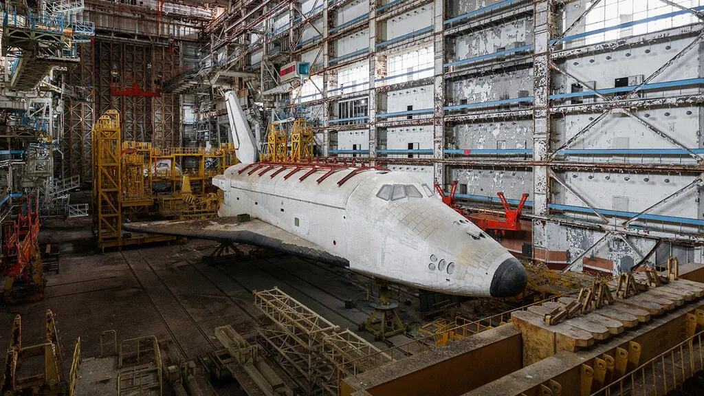 La URSS se gastó miles de millones en un transbordador espacial que nunca fue al espacio: lleva 30 años abandonado en medio del desierto