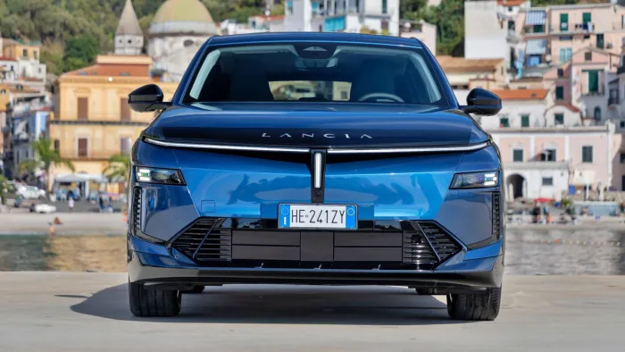 Lancia ya tiene su propio 3008. Recupera un nombre histórico con un SUV de 741 km de autonomía y versión HF Integrale