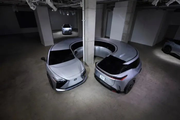 Lexus ha cogido dos SUV de más de 130.000 euros y los ha doblado hasta convertir uno en un círculo y otro en una espiral. ¿El objetivo? Darte una lección