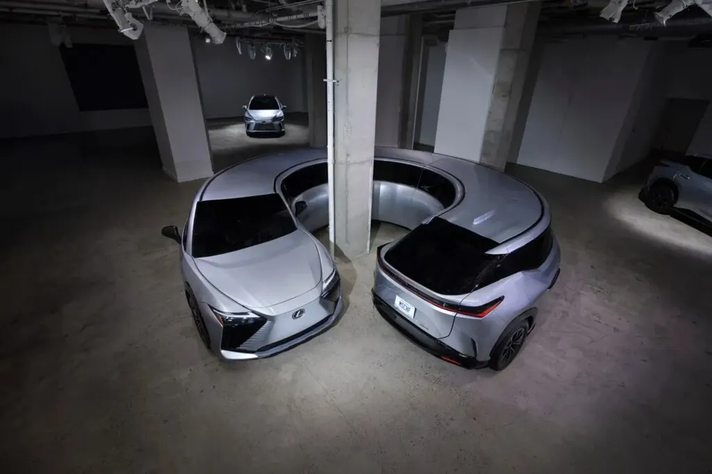 Lexus ha cogido dos SUV de más de 130.000 euros y los ha doblado hasta convertir uno en un círculo y otro en una espiral. ¿El objetivo? Darte una lección