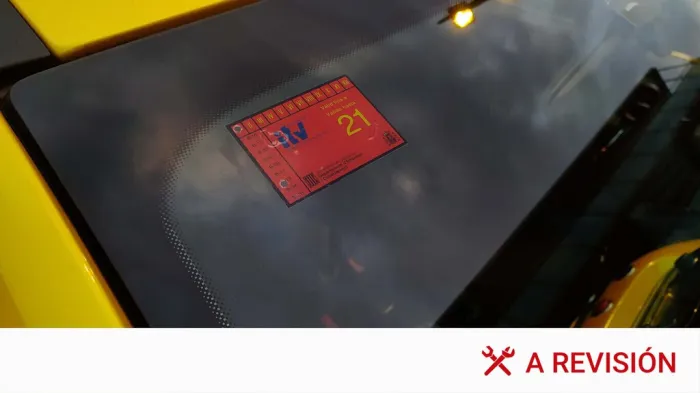 Llevo toda la vida poniendo mal la pegatina de la ITV. Resulta que no se puede poner en el coche de cualquier manera