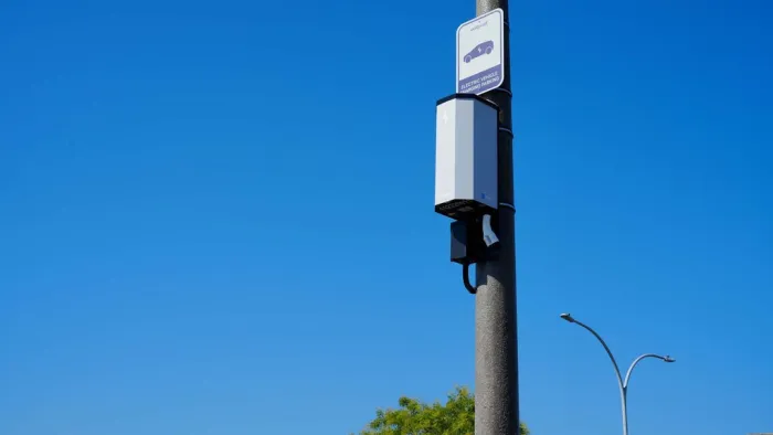 Los cargadores de coches eléctricos tienen un grave problema: el robo de cobre. Lo han solucionado haciendo cables inalcanzables
