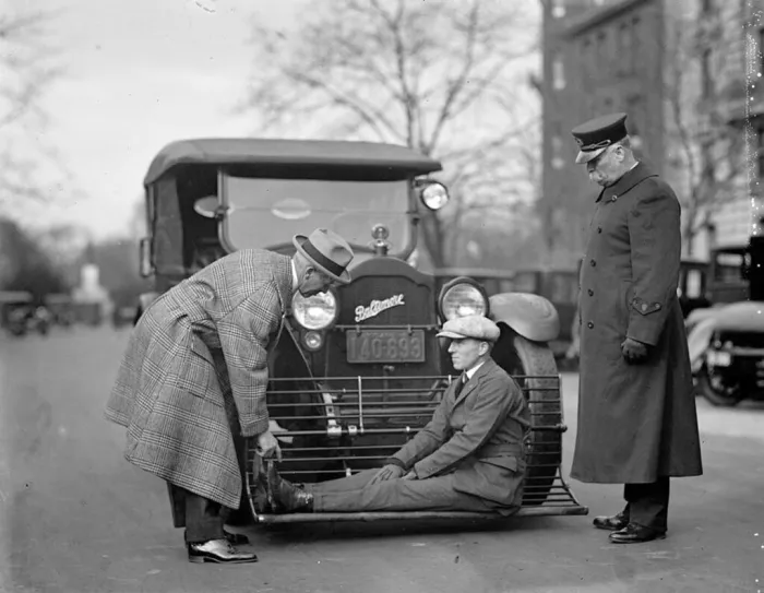 Los coches de los años 30 tenían una solución surrealista para los atropellos: atrapar al peatón antes de que golpeara el coche