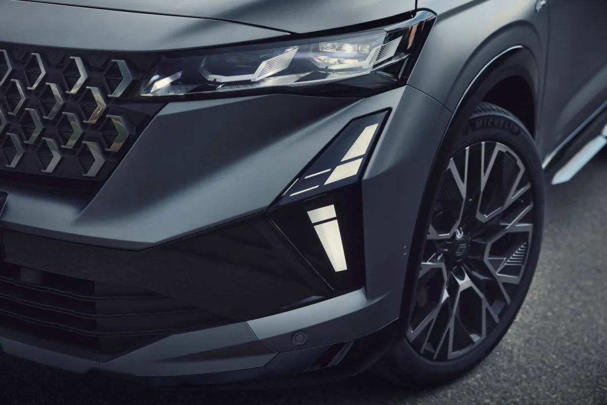 Los españoles mirando coches chinos y Toyotas cuando por 31.550 € tienes un SUV fabricado en España que va fenomenal, con un motor híbrido que gasta solo 4,7 l/100 km