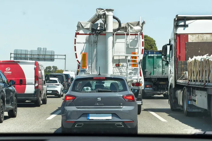 Los psicólogos coinciden, dejar pasar a un coche en un atasco no es cortesía, es un cálculo egoísta