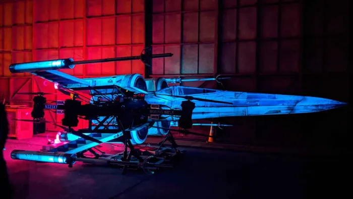 Los X-Wing de 'Star Wars' existen, o algo así. El único superviviente es un dron de carga disfrazado de nave rebelde que voló en Disney World