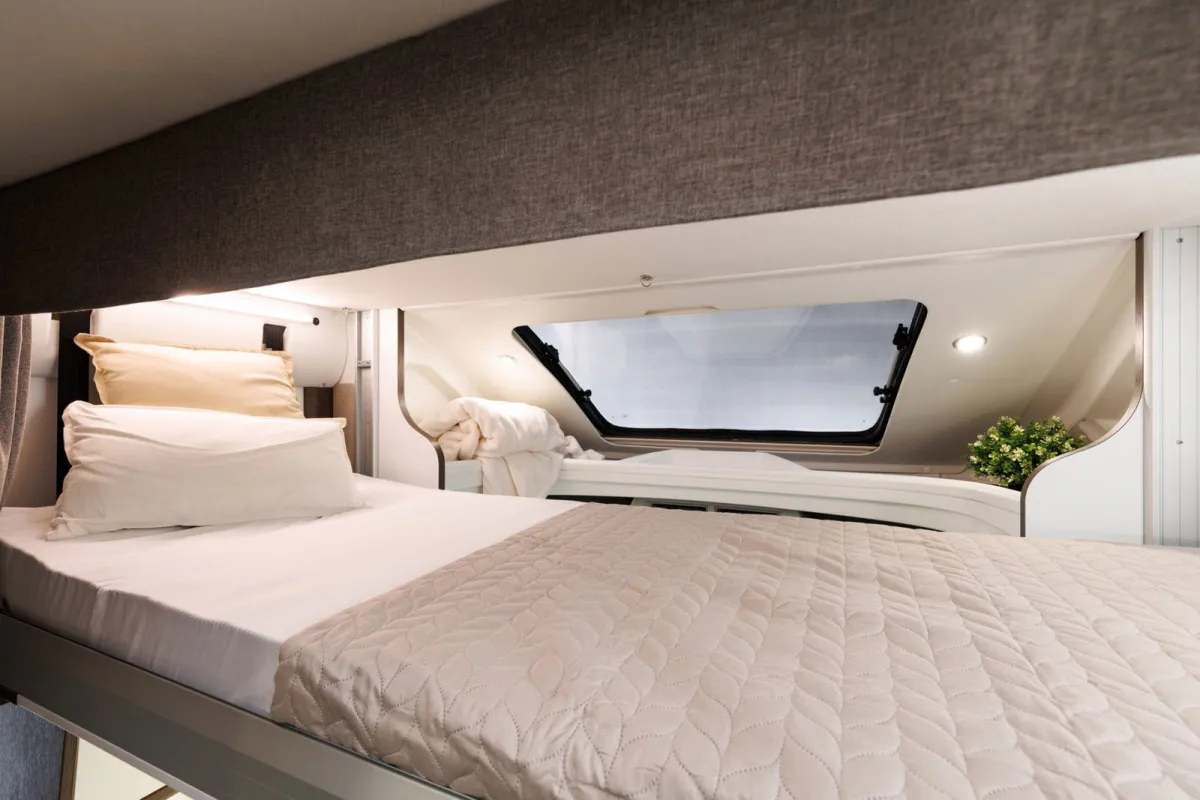 Manejable como una camper pero sin sus inconvenientes, esta AC española es ideal para primerizos en el caravaning que buscan versatilidad a un precio extraordinario
