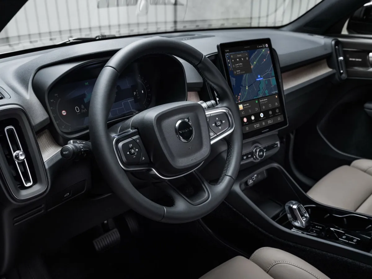 Más barato que un Mercedes GLA y fabricado por Volvo, es el perfecto SUV anti-premium e híbrido que acaba de actualizarse