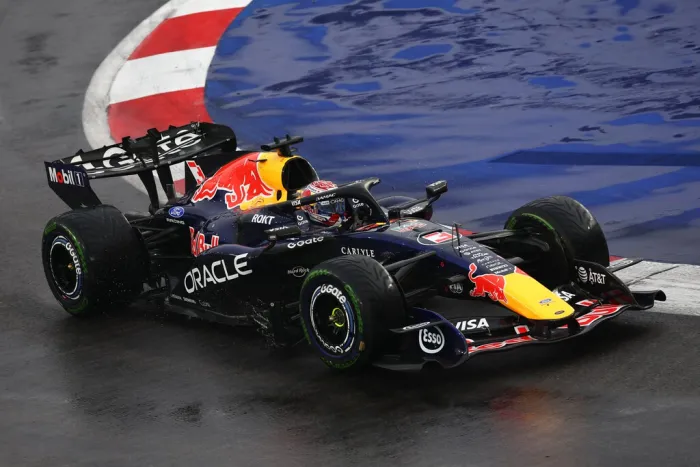 Max Verstappen aprovecha un accidente de George Russell para ganar bajo la lluvia la Sprint más caótica del año