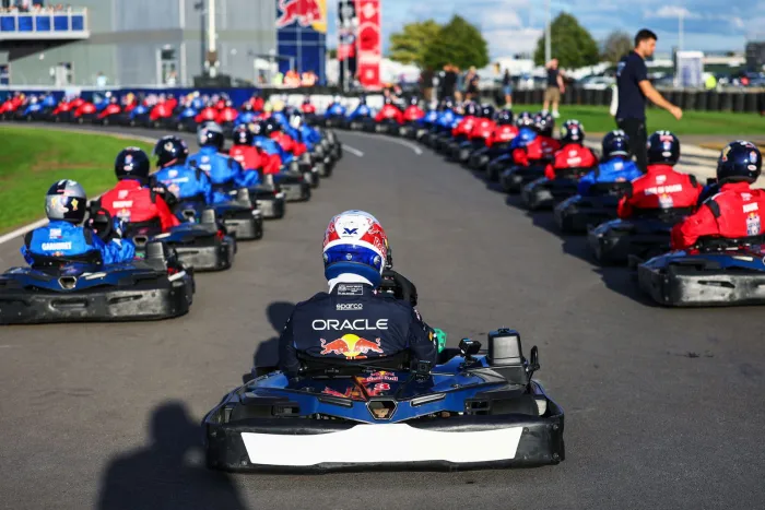 Max Verstappen contra 100 pilotos: sale último y acaba con todos en 13 vueltas