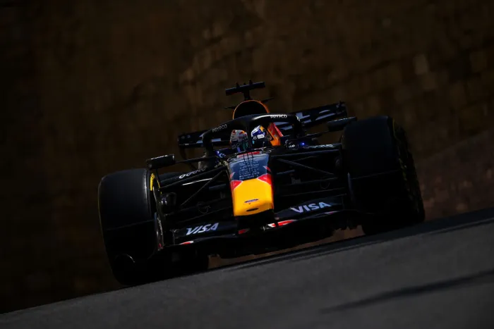 Max Verstappen desafía los muros de Bakú antes de una clasificación que promete emociones fuertes