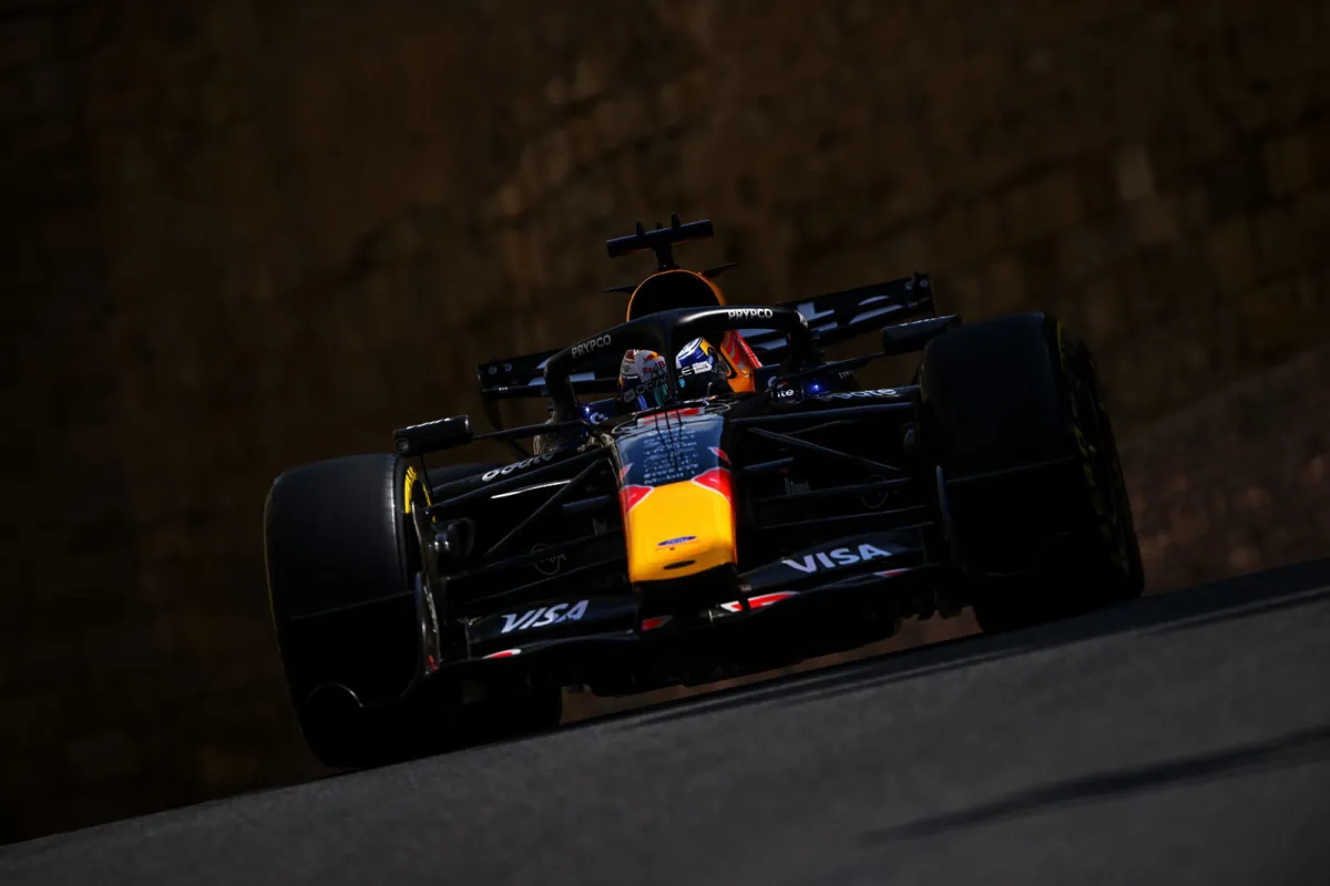 Max Verstappen desafía los muros de Bakú antes de una clasificación que promete emociones fuertes