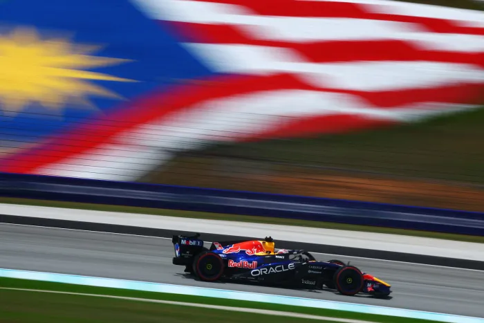 Max Verstappen golpea primero en Sepang mientras McLaren está a un mundo en la FP1