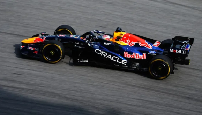 Max Verstappen logra su primera pole position del año y Fernando Alonso hace su mejor clasificación de la temporada en Sepang