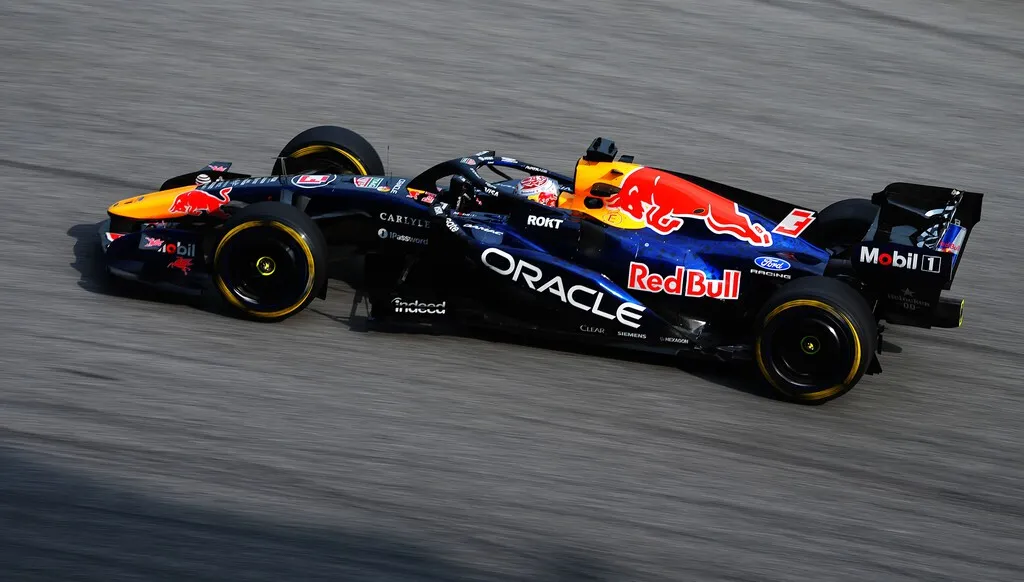 Max Verstappen logra su primera pole position del año y Fernando Alonso hace su mejor clasificación de la temporada en Sepang