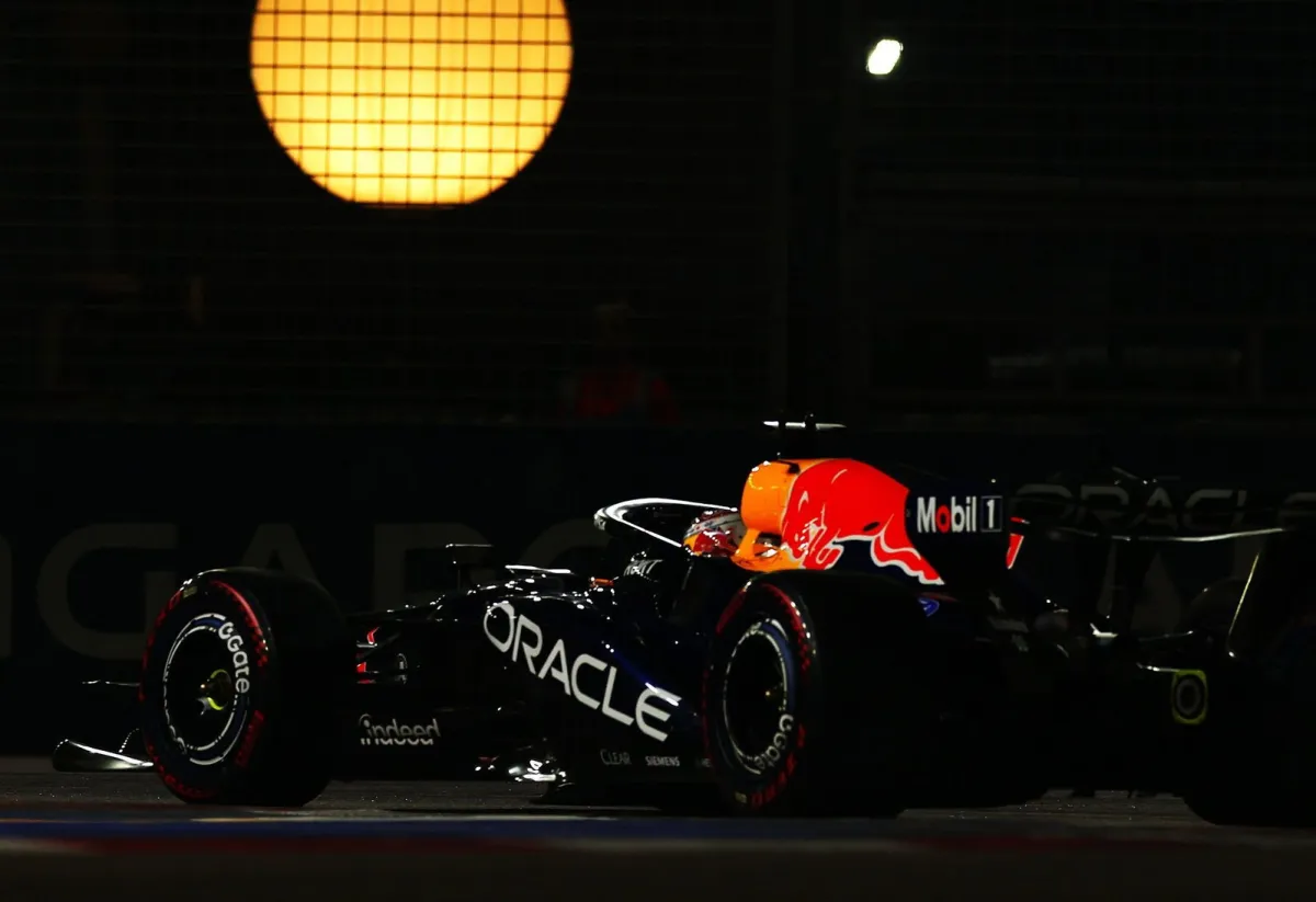 Max Verstappen saca una pole tempranera en la noche singapurense