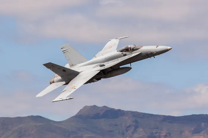 Mientras Europa discute quién construirá el caza del futuro, España sigue mandando aviones de los 80 a vigilar las fronteras con Rusia