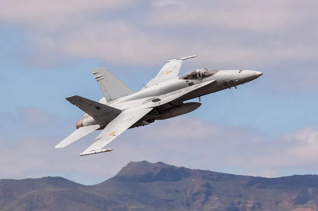 Mientras Europa discute quién construirá el caza del futuro, España sigue mandando aviones de los 80 a vigilar las fronteras con Rusia