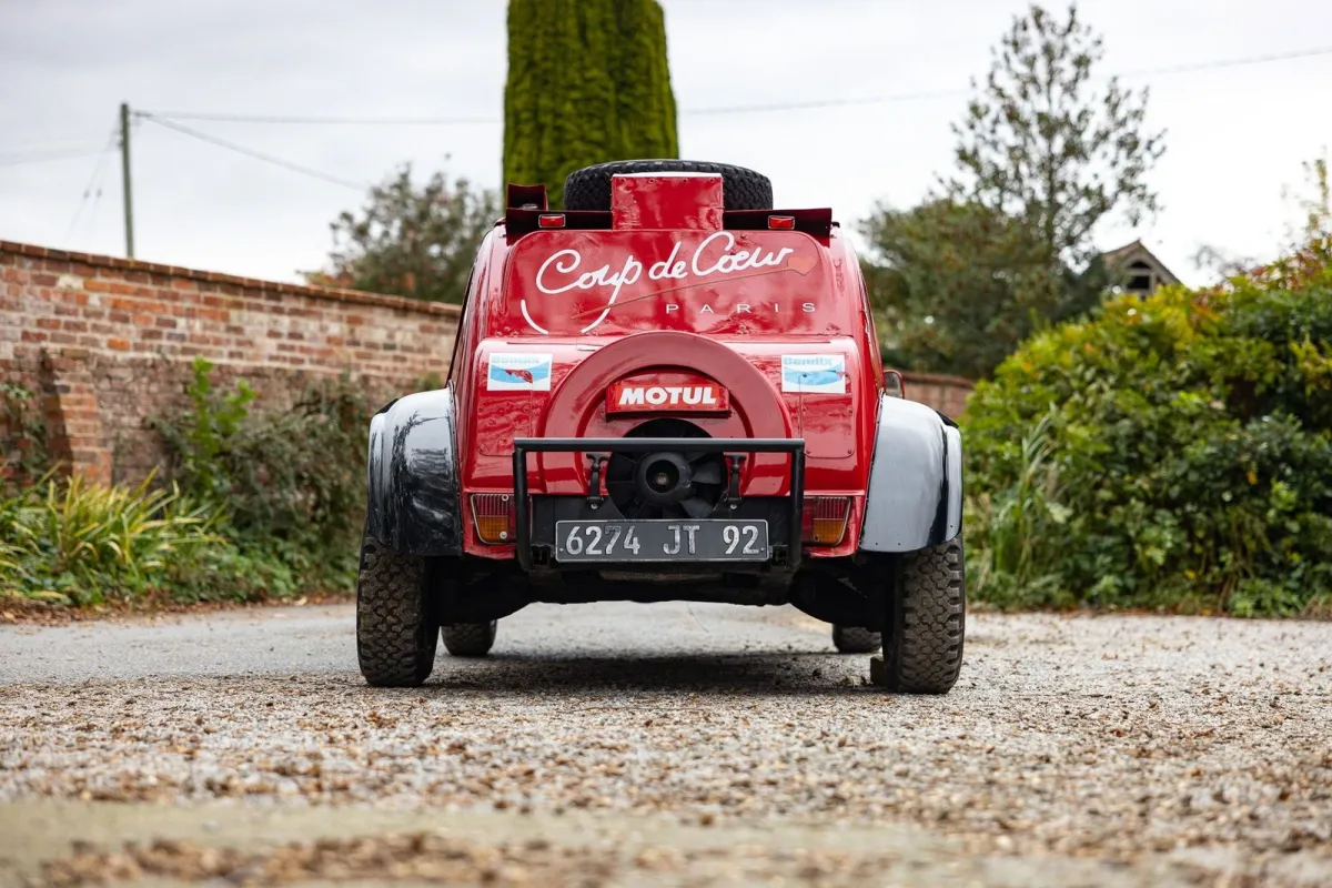 Mucho Citroën 2CV 2026, pero este tiene 3.200 km de autonomía y 4x4 sin usar electricidad, siendo un bimotor gasolina tan fiable como para recorrer el desierto
