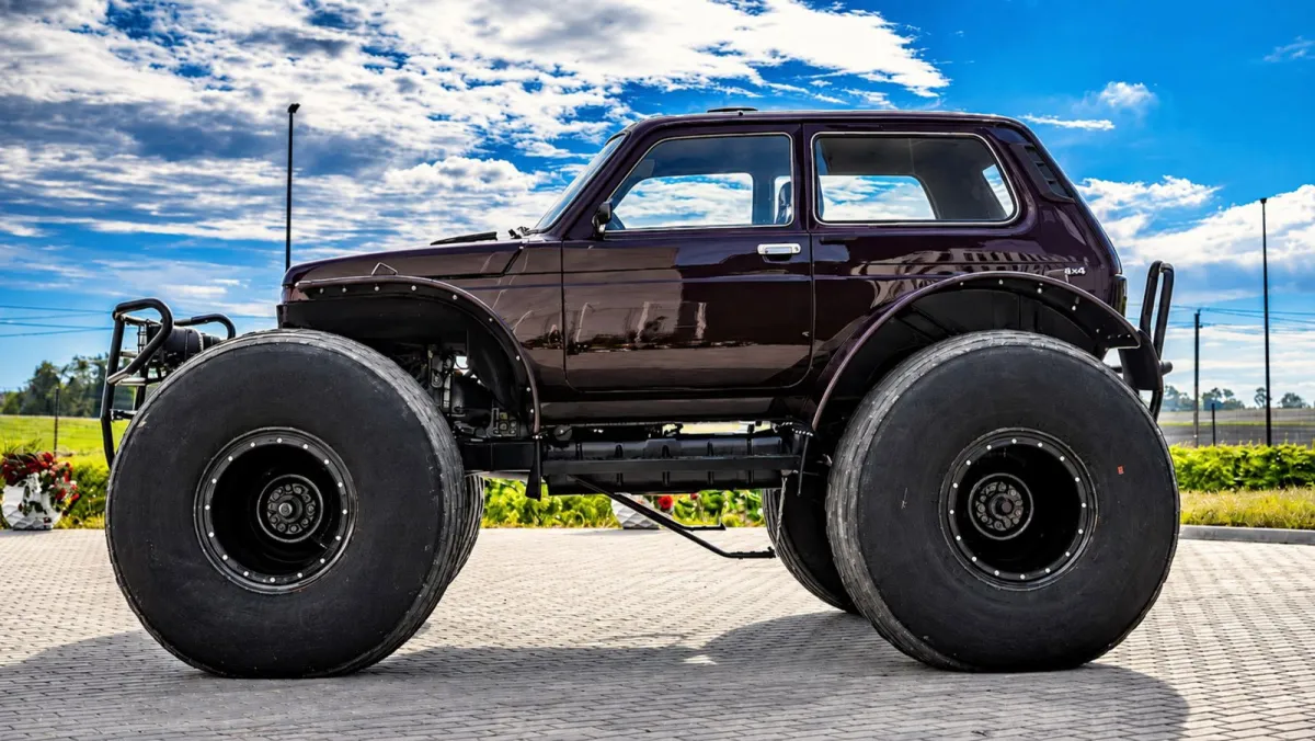 Nació para atravesar pantanos, tiene ruedas de 1,3 metros y solo 80 CV: el Lada Niva más insólito se vende por 19.999 euros