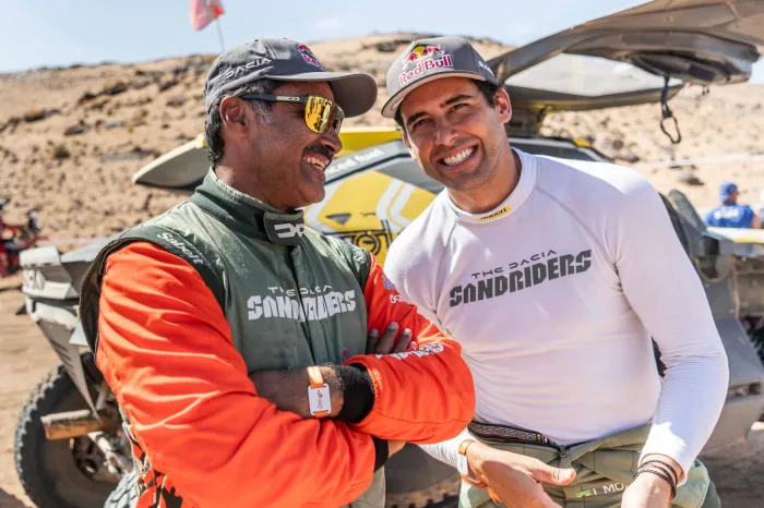 Nasser Al-Attiyah se acerca a Aston Martin para el Dakar 2027 junto a Fernando Alonso