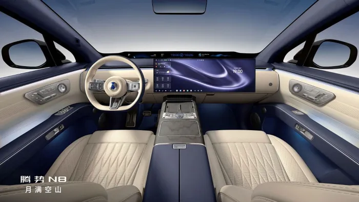 Ni cortos ni perezosos, en BYD han puesto una pantalla de 30" a su nuevo SUV, además de una batería con 1.000 km de autonomía china y 1210 CV