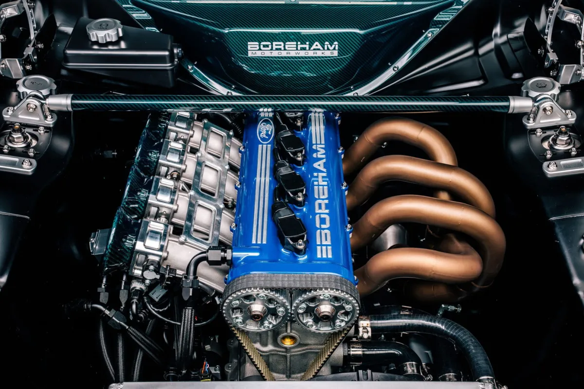 Ni eléctrico, ni downsizing, así es el maravilloso motor del Ford Escort 2026, un 4 cilindros sin turbo que alcanza 330 CV girando a 10.000 rpm