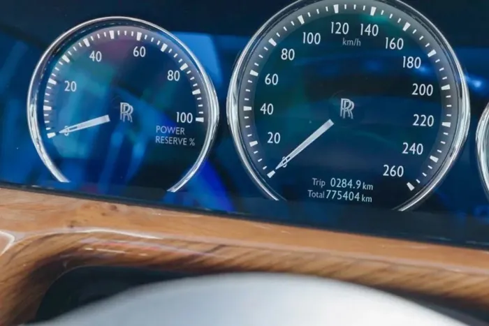 Ni muchos taxis llegan tan lejos, alguien le ha hecho 775.000 km a este V12 mientras quemaba más de 180.000 € en gasolina