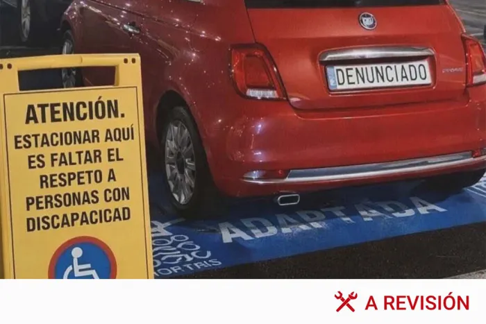 Ni parar un momento ni aparcar: la ley es clara con las plazas para personas con movilidad reducida estén donde estén, y la multa también