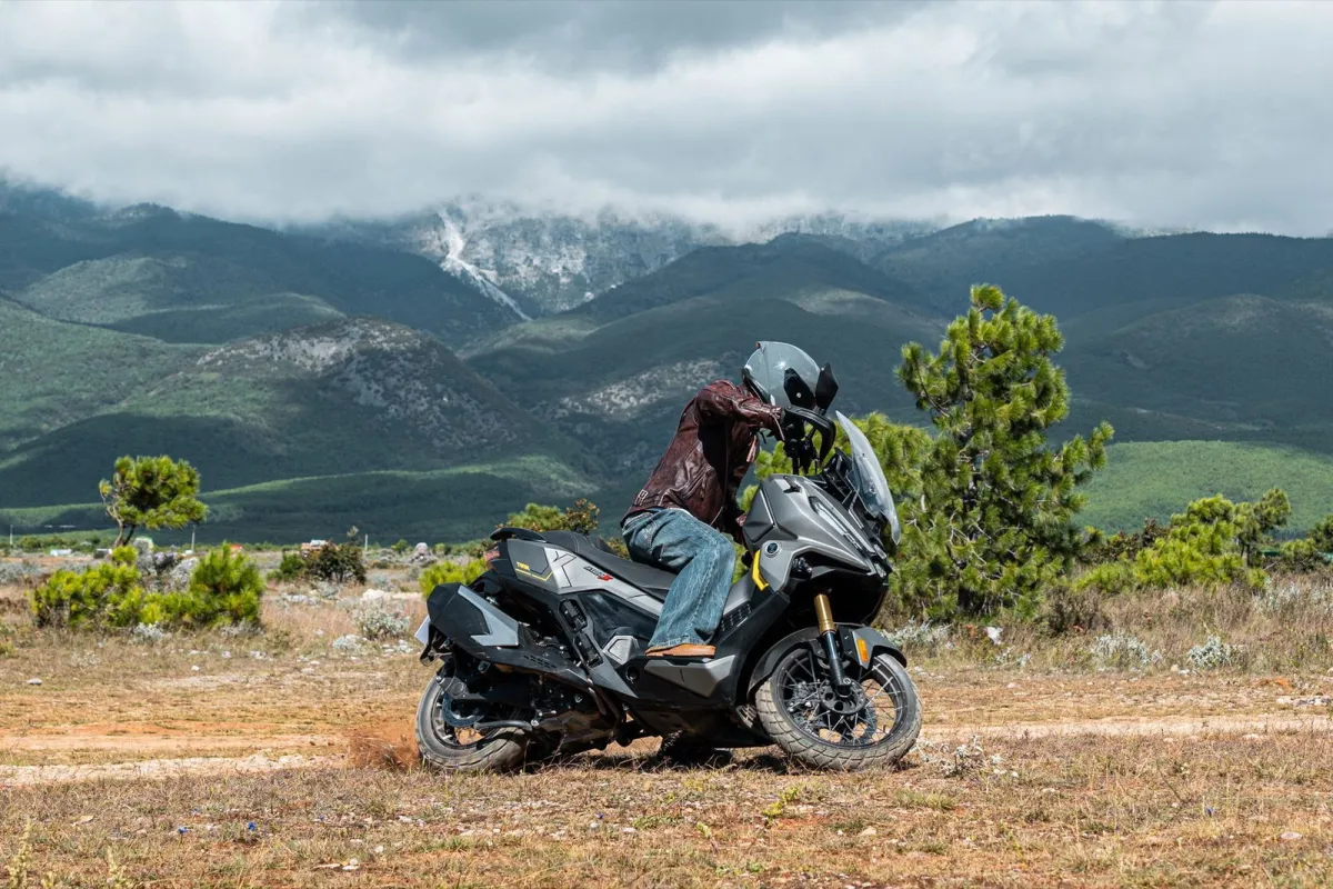 Ni TMAX, ni X-ADV, la nueva estrella bicilíndrica cuesta la mitad y por 6.288 € quiere reventar la categoría dominada por las japonesas