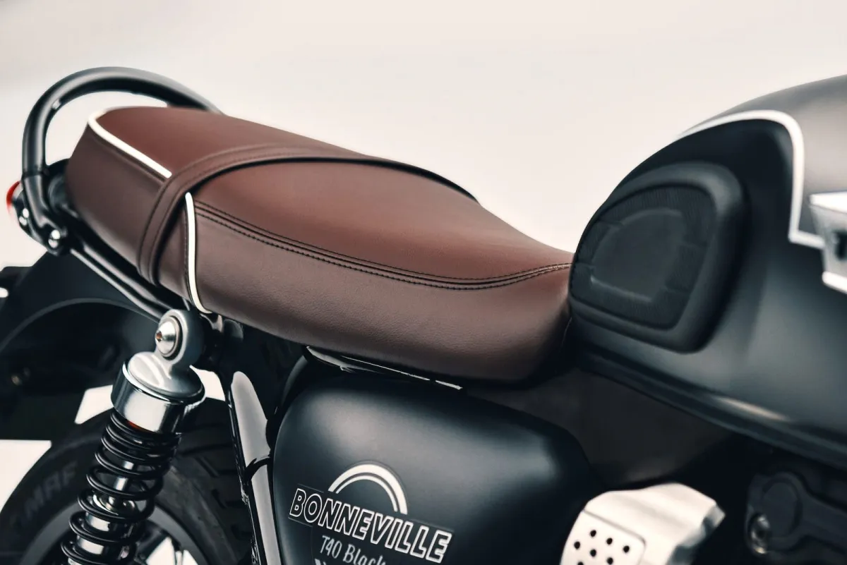 No corre mucho, y parece una moto antigua, pero es una moto indestructible, presumiblemente barata, de marca premium, y altamente tecnológica