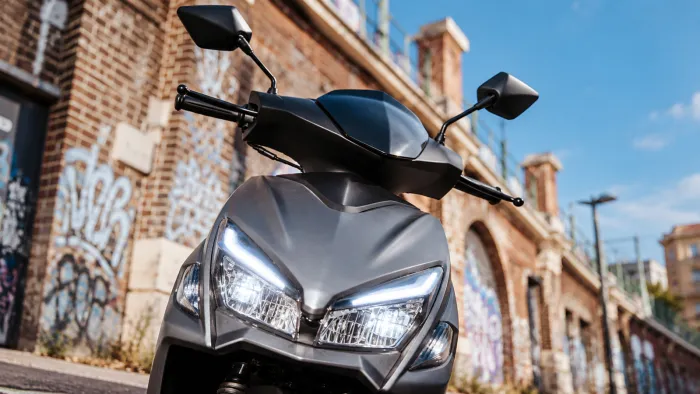No corre, pero es la scooter más barata de España que dice adiós al autobús gastando solo 2,2L a los 100km