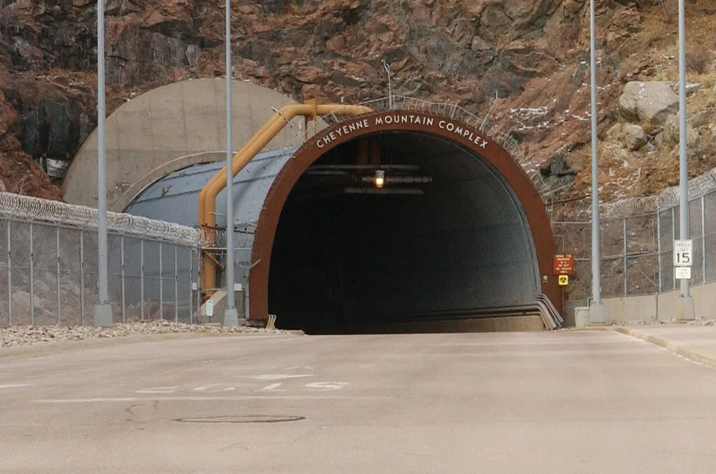 No es Stargate, pero casi: la montaña a la que EEUU le sacó 693.000 toneladas de granito para sobrevivir a un ataque nuclear de Rusia
