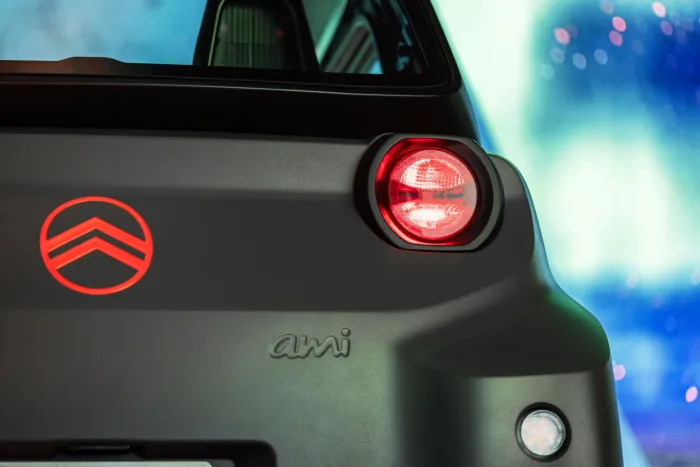 No es un coche, pero por solo 19 € al mes tienes un homenaje al 2CV de 4 ruedas, te protege más que una moto, y tiene el precio de un scooter